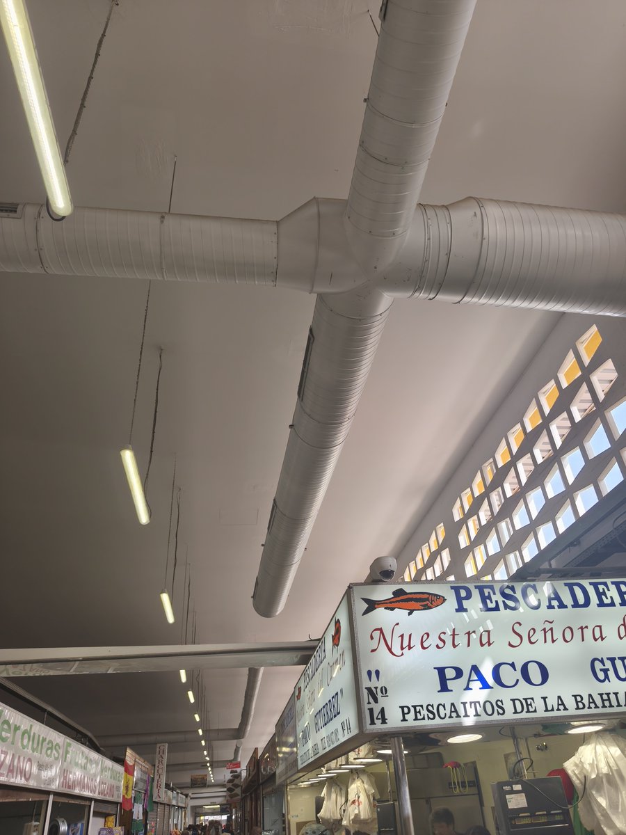 NachoRomera1's tweet photo. A los dirigentes de @malaga

El aíre acondicionado de sus despachos bien?

En el mercado nos seguimos cociendo 

Otro verano más sin aire 

Maquinas y conductos preparados 

Tampoco hay energía para esto @pacodelatorrep ? https://t.co/yoZiolQPRu