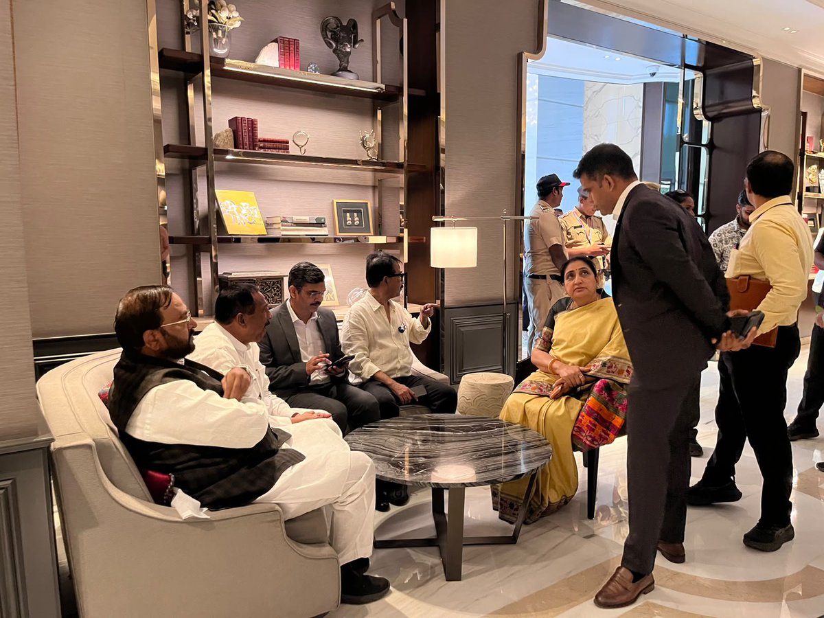 sableamarbjp's tweet photo. महाराष्ट्राच्या उपमुख्यमंत्री मा. श्रीमती सुनेत्राताई पवार यांची सदिच्छा भेट. 

आज राज्यसभेचे माजी खासदार मा. श्री. अमर साबळे यांनी महाराष्ट्राच्या उपमुख्यमंत्री मा. श्रीमती सुनेत्राताई पवार यांची सदिच्छा भेट घेतली.

या भेटीदरम्यान महाराष्ट्राच्या विकासाशी संबंधित विविध विषयांवर, जनहिताच्या प्रश्नांवर तसेच सामाजिक व विकासात्मक उपक्रमांबाबत सविस्तर चर्चा करण्यात आली. राज्याच्या सर्वांगीण प्रगतीसाठी सकारात्मक संवाद साधत विविध विषयांवर विचारांची देवाणघेवाण झाली.

लोकहित, विकास आणि जनसेवा हीच आपली सर्वोच्च बांधिलकी असून त्याच दिशेने सातत्याने कार्य करण्याचा निर्धार यावेळी व्यक्त करण्यात आला.
#amarsable 
#सुनेत्राताईपवार 
#लोकहित
#bjp