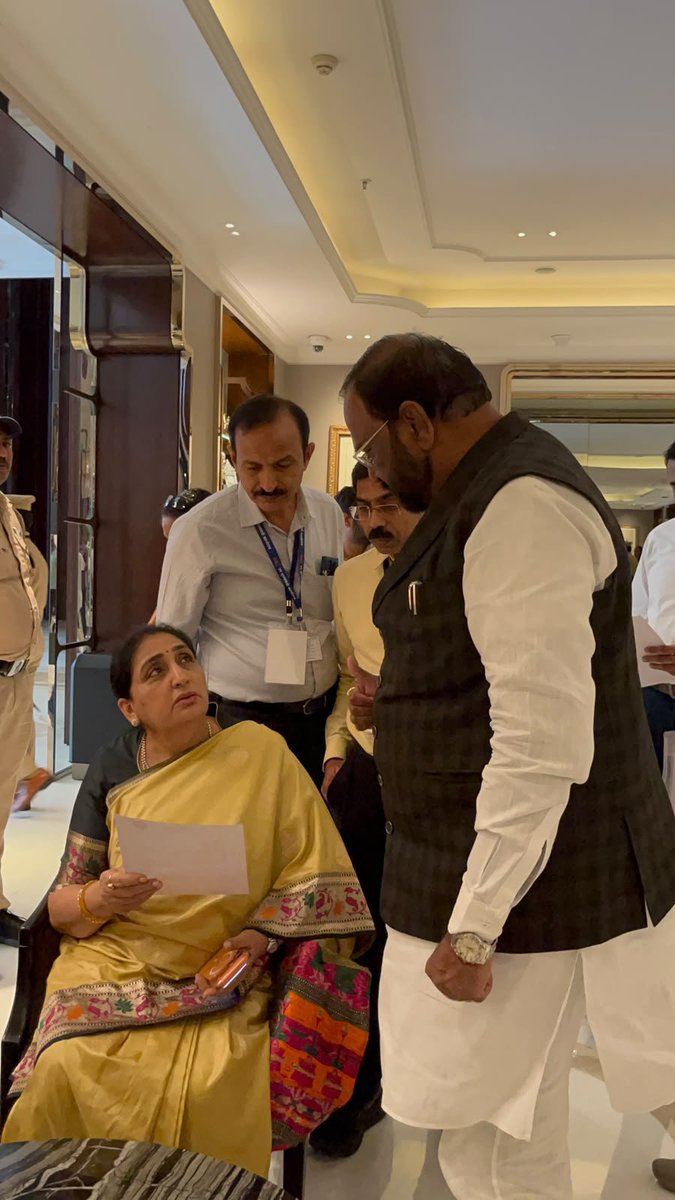 sableamarbjp's tweet photo. महाराष्ट्राच्या उपमुख्यमंत्री मा. श्रीमती सुनेत्राताई पवार यांची सदिच्छा भेट. 

आज राज्यसभेचे माजी खासदार मा. श्री. अमर साबळे यांनी महाराष्ट्राच्या उपमुख्यमंत्री मा. श्रीमती सुनेत्राताई पवार यांची सदिच्छा भेट घेतली.

या भेटीदरम्यान महाराष्ट्राच्या विकासाशी संबंधित विविध विषयांवर, जनहिताच्या प्रश्नांवर तसेच सामाजिक व विकासात्मक उपक्रमांबाबत सविस्तर चर्चा करण्यात आली. राज्याच्या सर्वांगीण प्रगतीसाठी सकारात्मक संवाद साधत विविध विषयांवर विचारांची देवाणघेवाण झाली.

लोकहित, विकास आणि जनसेवा हीच आपली सर्वोच्च बांधिलकी असून त्याच दिशेने सातत्याने कार्य करण्याचा निर्धार यावेळी व्यक्त करण्यात आला.
#amarsable 
#सुनेत्राताईपवार 
#लोकहित
#bjp
