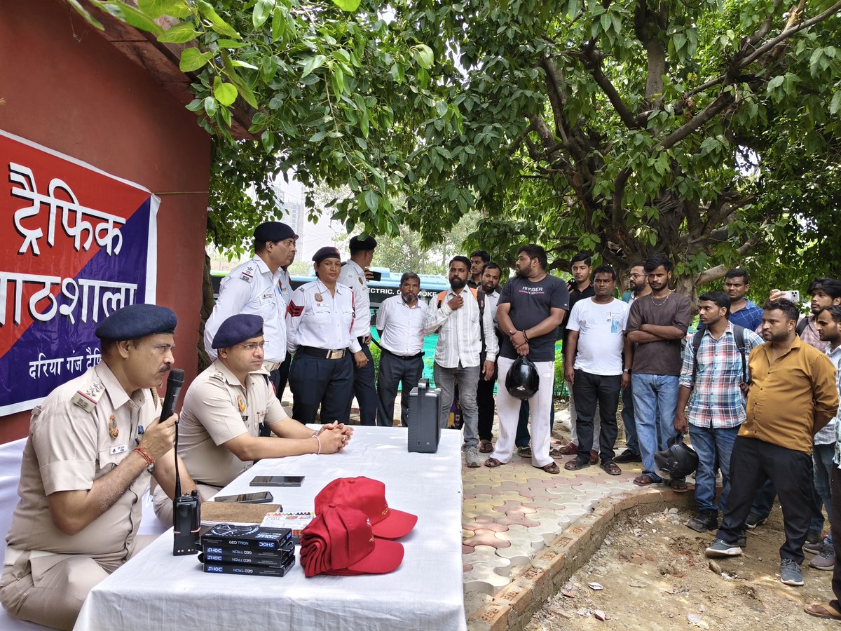 kunalattri1996's tweet photo. दिल्ली ट्रैफिक पुलिस DCP "Nishant Gupta" द्वारा दिल्ली गेट नजदीक "ट्रैफिक की पाठशाला" कार्यक्रम आयोजन के दौरान  ट्रैफिक नियमों का उल्लंघन करने वालों को यातायात नियमों का पालन करने के महत्व के बारे में जागरूक किया गया.  @Delhipolice @delhitrafficpolice https://t.co/5xqYSTIkZQ