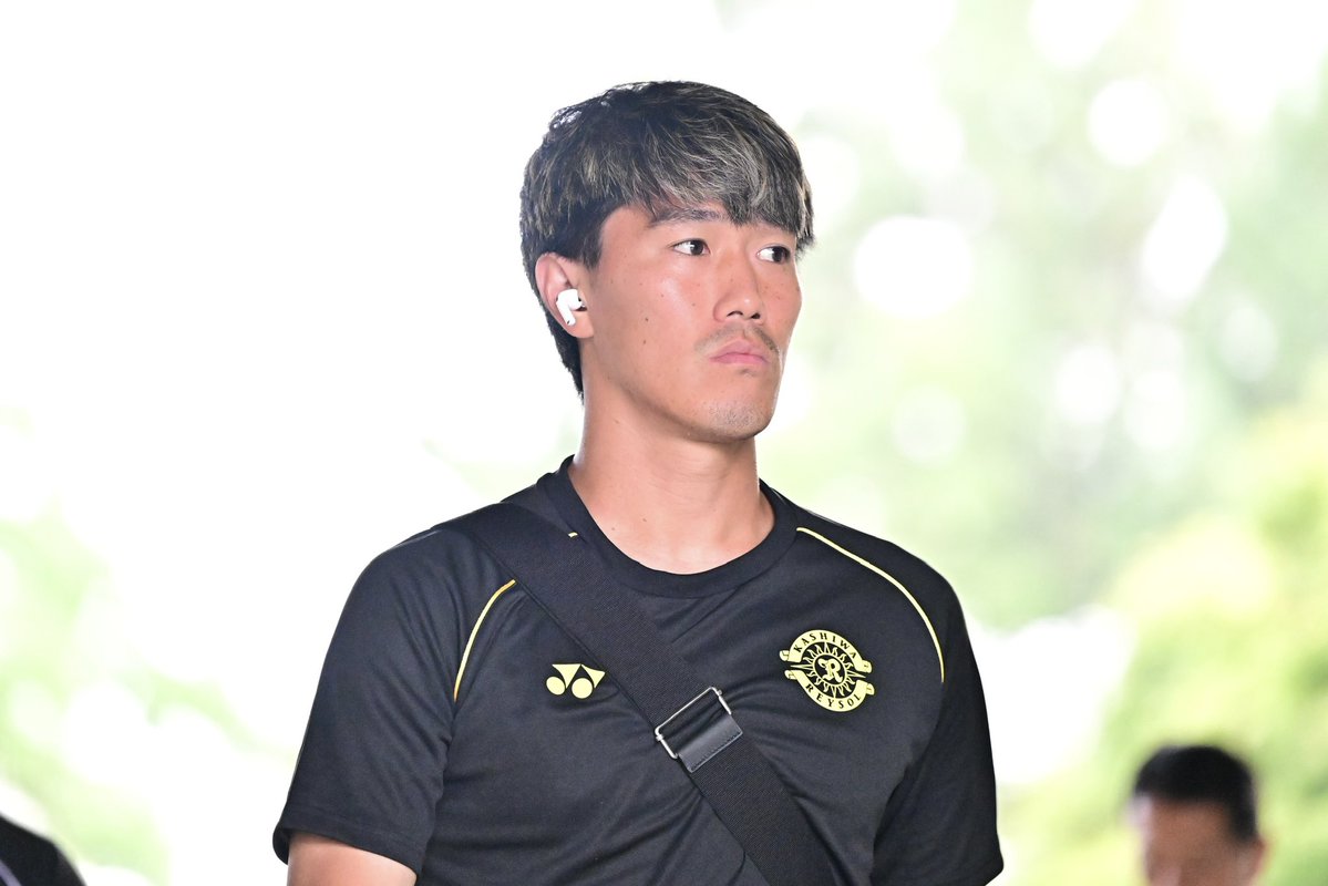 REYSOL_Official's tweet photo. Bus Arrival 🏟️
先ほどスタジアムに選手たちが到着しました🟡⚫️
#柏レイソル #AMBITIONToBeTheBEST https://t.co/HXAEVwmIZs