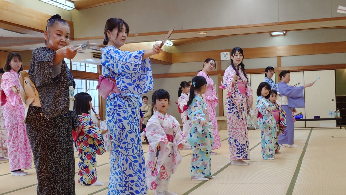 awaginhall's tweet photo. ／
明日も開催！
＼

あわぎんホール 子どもフェスティバル

本日から開催しており、初日が終了しました。明日も引き続き開催します。

県産木材のおもちゃで遊べるコーナーや明日のみ開催のアクション・ワークショップなど、明日も親子で楽しめるイベント盛りだくさんです。

ぜひご来場ください！ https://t.co/v2nM7qlWMm