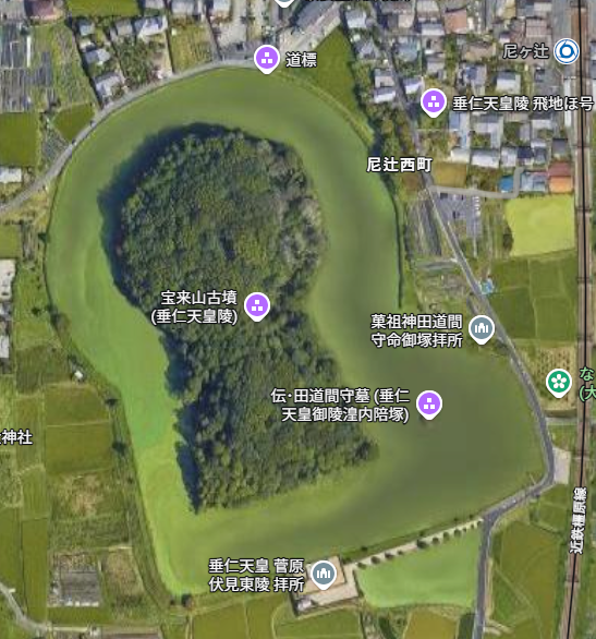 rv0923's tweet photo. 奈良市尼ヶ辻にある宝来山古墳
実際の被葬者は明らかでないが、宮内庁により「菅原伏見東陵」として第11代垂仁天皇の陵に治定されていて、形状は前方後円墳で4世紀半ば頃の築造と推定されています。墳丘周囲の周濠には鯉や亀がたくさん、地図を上から見ると鍵穴の形が良くわかります。 https://t.co/GS13vC2ciO