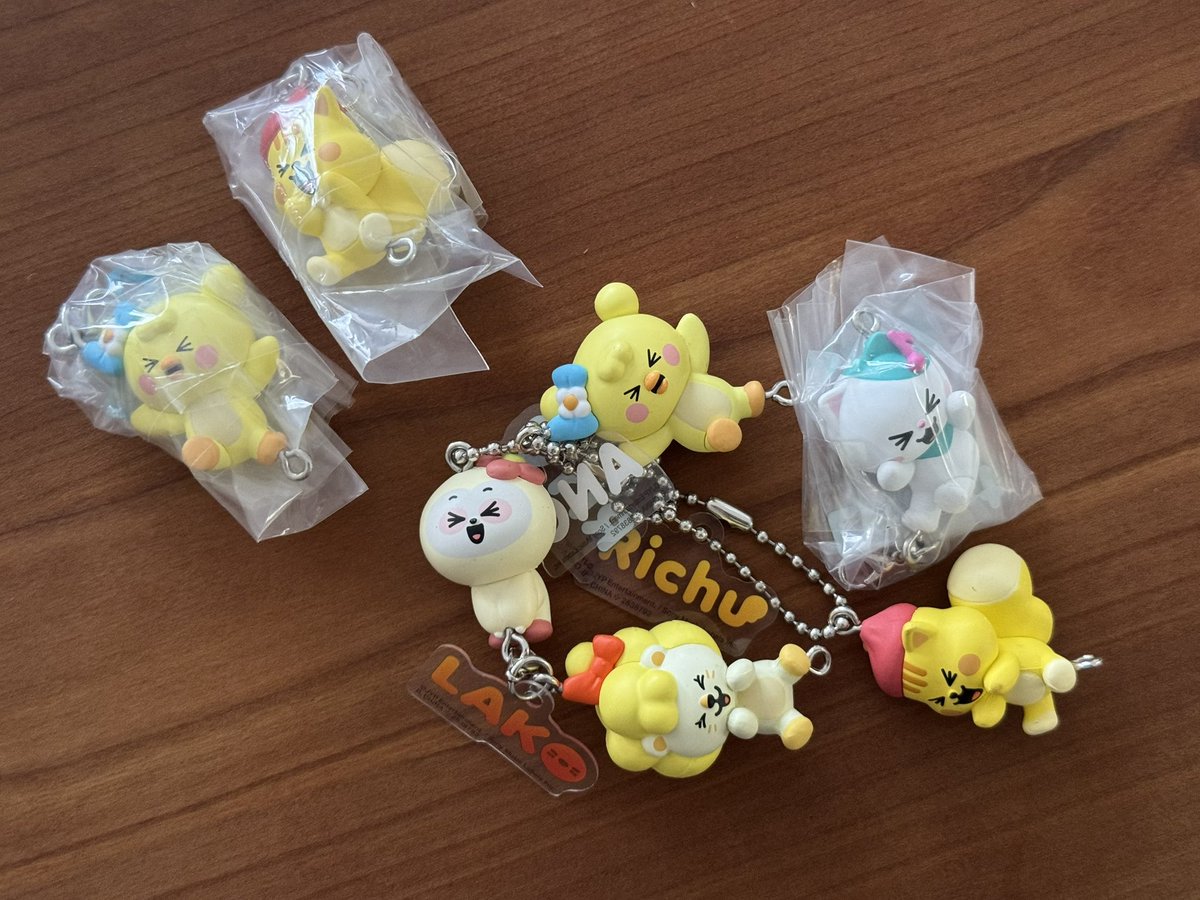 kata_kyu's tweet photo. nizoo ガチャ回してきた！
リチュとリヨ被っちゃったんやけど、私の持ってないやつ2個と交換してくれる方いないでしょうか🥺🌈
お互い同じ個数普通郵便で送って、金銭のやり取りなしで🙇‍♀️
#NiziU https://t.co/kD7SCogbBE