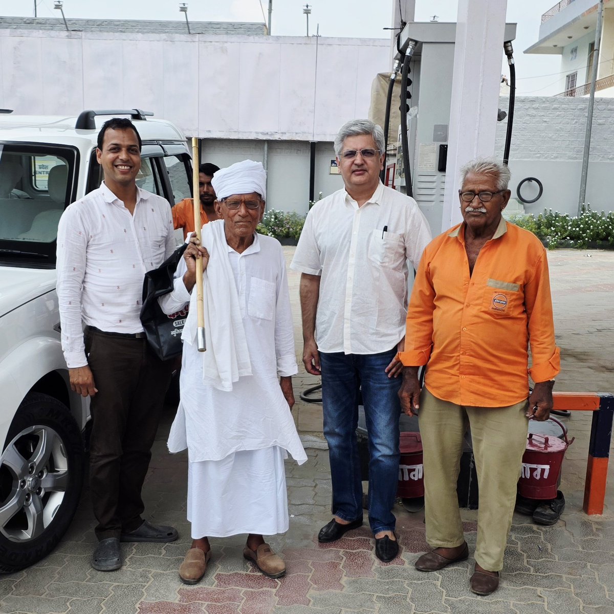 MirdhaOne's tweet photo. A blessed chance encounter with 101-year-old Ram Lal Ji of Geloli, Jayal, at Laxmi Petrol Station, Kuchera.

At 101, he carries with him memories of an era gone by. Grateful for this unexpected meeting and for his blessings. 🙏

📍 कुचेरा, नागौर
#मारवाड़  #mirdha  #मिर्धा https://t.co/UpdkFihRcU