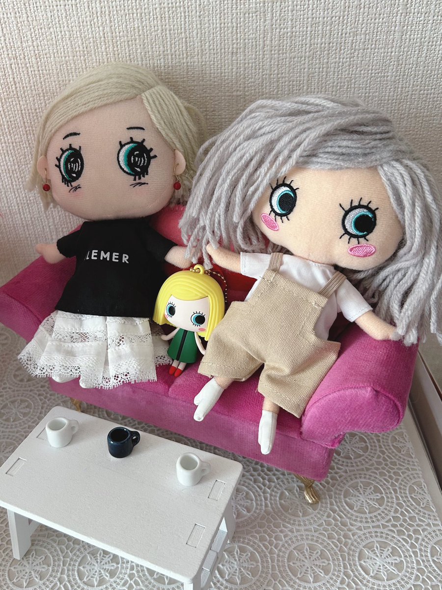 goth_make's tweet photo. また着せ替えしました☆
イアンヌちゃんにも浦和のSpicaで購入したドール用スカートを履かせました❗️
またビーマリーちゃんにはキャンドゥのぬいぐるみ用サロペットとILEMERのトップスと合わせて見たよ❣️
夏らしいコーデで楽しい休日を☆
#MIHALBLOG #イアンヌちゃん #ビーマリーちゃん #ILEMER #Spica