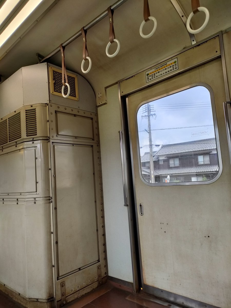 Cfqs93cvrdljROM's tweet photo. 病院迄の片道３時間
あと2回…（予定）

左：冷房車両のエアコン
（ドアが開くと涼しい❓️）
右：病院迄の道
（この先に病院がある）

病院から実家まで
タクシーで五千円ちょっと😅

去年の母親の骨折の時には
2度と来ないと思ってた

真夏の暑さ対策
少し上手くなったよ…💦 https://t.co/XVgDEIdYhg