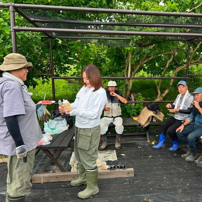GiaWatalis's tweet photo. 内閣府「地域における孤独・孤立対策に関するNPO等の取組モデル調査研究業務」に継続採択されました。
7月はミツバチ観察や花苗の移植、除草作業を実施。自家製はちみつのラスクや差し入れのスイカを頬張り、温かな交流のひとときとなりました。
#WATALIS #内閣府 #孤独孤立対策 #サードプレイス https://t.co/qGeSHkh8N7