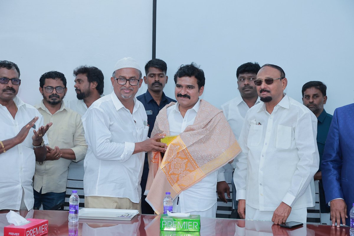CTR_Nirmalkumar's tweet photo. இன்று (01.08.2026) திருநெல்வேலி மாவட்டம், மேலப்பாளையம் அன்னை ஹாஜிரா பெண்கள் கல்லூரியில் நடைபெற்ற 19வது பட்டமளிப்பு விழாவில் கலந்து கொண்டு மாணவிகளுக்கு பட்டங்களை வழங்கியதில் மிகுந்த மகிழ்ச்சி அடைந்தேன்.

பட்டம் என்பது கல்விப் பயணத்தின் நிறைவு மட்டுமல்ல; சமூகப் பொறுப்புணர்வுடன் புதிய பயணத்தைத் தொடங்கும் முக்கியமான மைல்கல்லும் ஆகும். இன்று பட்டம் பெற்ற ஒவ்வொரு மாணவியும் தங்களது திறமை, உழைப்பு மற்றும் நம்பிக்கையின் மூலம் குடும்பத்திற்கும், சமூகத்திற்கும், தமிழ்நாட்டிற்கும் பெருமை சேர்க்கும் உயரங்களை அடைய வேண்டும் என மனமார வாழ்த்துகிறேன்.

எதிர்காலத்தை தன்னம்பிக்கையுடனும், பொறுப்புடனும் எதிர்கொண்டு, நாட்டின் முன்னேற்றத்தில் சிறப்பான பங்களிப்பை வழங்க அனைவருக்கும் எனது நல்வாழ்த்துகள்.