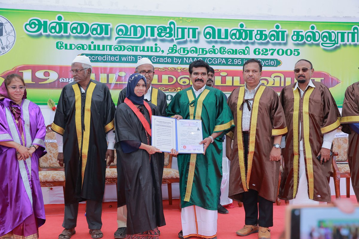 CTR_Nirmalkumar's tweet photo. இன்று (01.08.2026) திருநெல்வேலி மாவட்டம், மேலப்பாளையம் அன்னை ஹாஜிரா பெண்கள் கல்லூரியில் நடைபெற்ற 19வது பட்டமளிப்பு விழாவில் கலந்து கொண்டு மாணவிகளுக்கு பட்டங்களை வழங்கியதில் மிகுந்த மகிழ்ச்சி அடைந்தேன்.

பட்டம் என்பது கல்விப் பயணத்தின் நிறைவு மட்டுமல்ல; சமூகப் பொறுப்புணர்வுடன் புதிய பயணத்தைத் தொடங்கும் முக்கியமான மைல்கல்லும் ஆகும். இன்று பட்டம் பெற்ற ஒவ்வொரு மாணவியும் தங்களது திறமை, உழைப்பு மற்றும் நம்பிக்கையின் மூலம் குடும்பத்திற்கும், சமூகத்திற்கும், தமிழ்நாட்டிற்கும் பெருமை சேர்க்கும் உயரங்களை அடைய வேண்டும் என மனமார வாழ்த்துகிறேன்.

எதிர்காலத்தை தன்னம்பிக்கையுடனும், பொறுப்புடனும் எதிர்கொண்டு, நாட்டின் முன்னேற்றத்தில் சிறப்பான பங்களிப்பை வழங்க அனைவருக்கும் எனது நல்வாழ்த்துகள்.