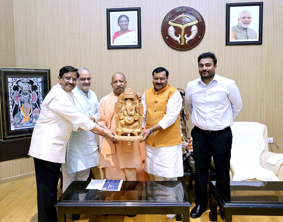 myogioffice's tweet photo. मुख्यमंत्री श्री @myogiadityanath जी महाराज से आज लखनऊ में उ.प्र. सरकार में माननीय कैबिनेट मंत्री श्री भूपेंद्र सिंह चौधरी जी, उत्तर प्रदेश लघु उद्योग निगम लिमिटेड के अध्यक्ष श्री राकेश गर्ग जी, उपाध्यक्ष श्री नटवर गोयल जी एवं प्रबंध निदेशक श्री रोहित आनन्द जी ने शिष्टाचार भेंट की।