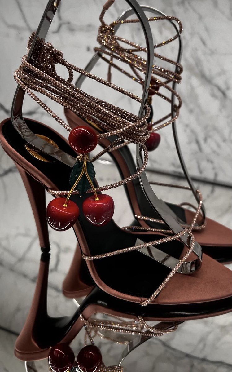 Mimiboards's tweet photo. Saint Laurent 🍒 https://t.co/o86kY6icx8