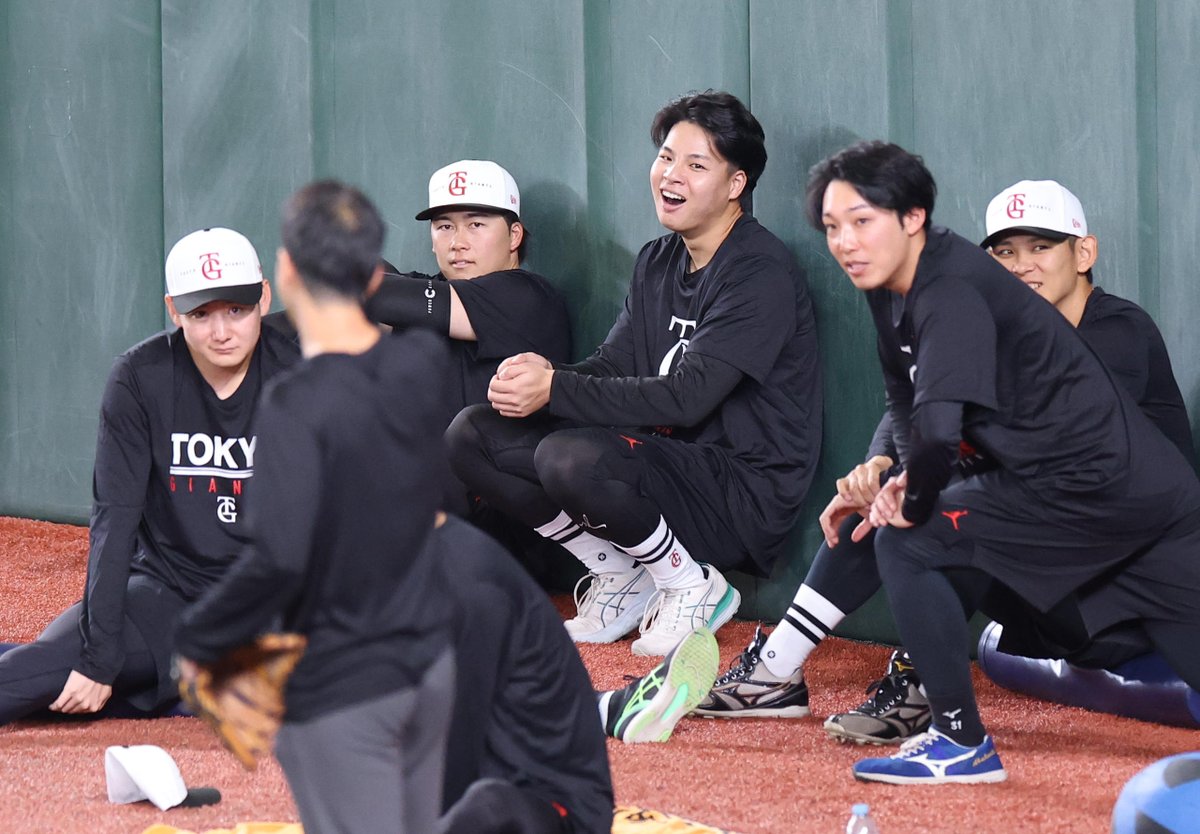 sanspo_giants's tweet photo. 【#練習風景から🏟️】　
リラックスムードの投手陣。#田和廉 投手が加わりました（撮影・萩原悠久人）

#巨人 #ジャイアンツ #giants #サンスポ https://t.co/LcvUyfv8e0