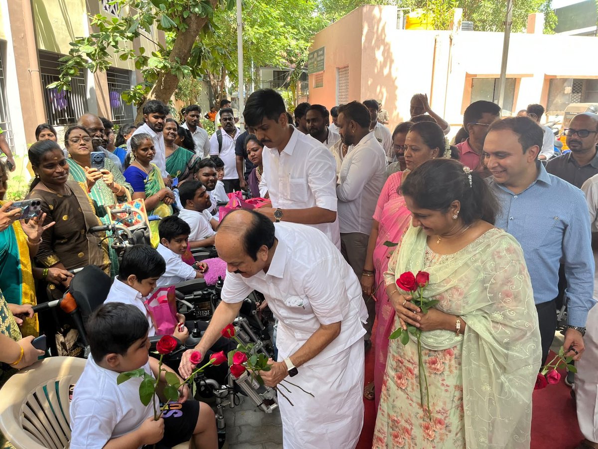 AmarTVK's tweet photo. @JCDPrabhakar எளிய மக்களுக்கான அரசு

 எளியவர்களுக்கான சேவையில் ஆட்சியாளர்கள்

 இதுவே தளபதி அரசு 

 சூப்பர் அண்ணா ❤️💛 https://t.co/JZUSgqbNXI