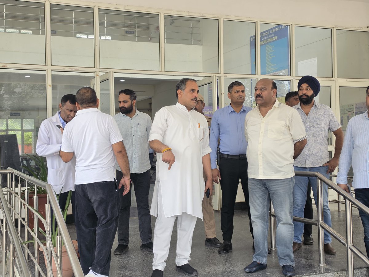 bhaurakeshsingh's tweet photo. सरकारी राजीव गांधी अस्पताल गंग्याल, जम्मू में माननीय उपमुख्यमंत्री श्री सुरिंदर चौधरी जी की गरिमामयी उपस्थिति में अस्पताल के बुनियादी ढांचे एवं स्वास्थ्य सुविधाओं का विस्तृत निरीक्षण किया। इस दौरान स्वास्थ्य सेवाओं को और अधिक प्रभावी बनाने, मरीजों की सुविधा बढ़ाने को कहा🙏🏻 https://t.co/ZseWqj5vyQ