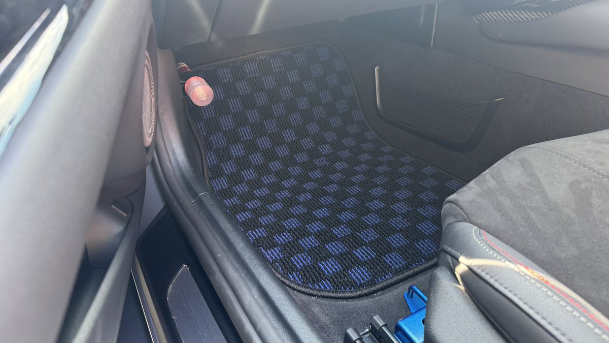 Packn_JP's tweet photo. ネットで購入したBMPのオリジナルマットが届いたので純正と取り替え。
取り替えたSR-6のシートの青・CUSCO パワーブレースシートレールの青に合っていて気に入ってます。

#GRスープラ #grsupra #GR #スープラ https://t.co/LthFIdlKJK