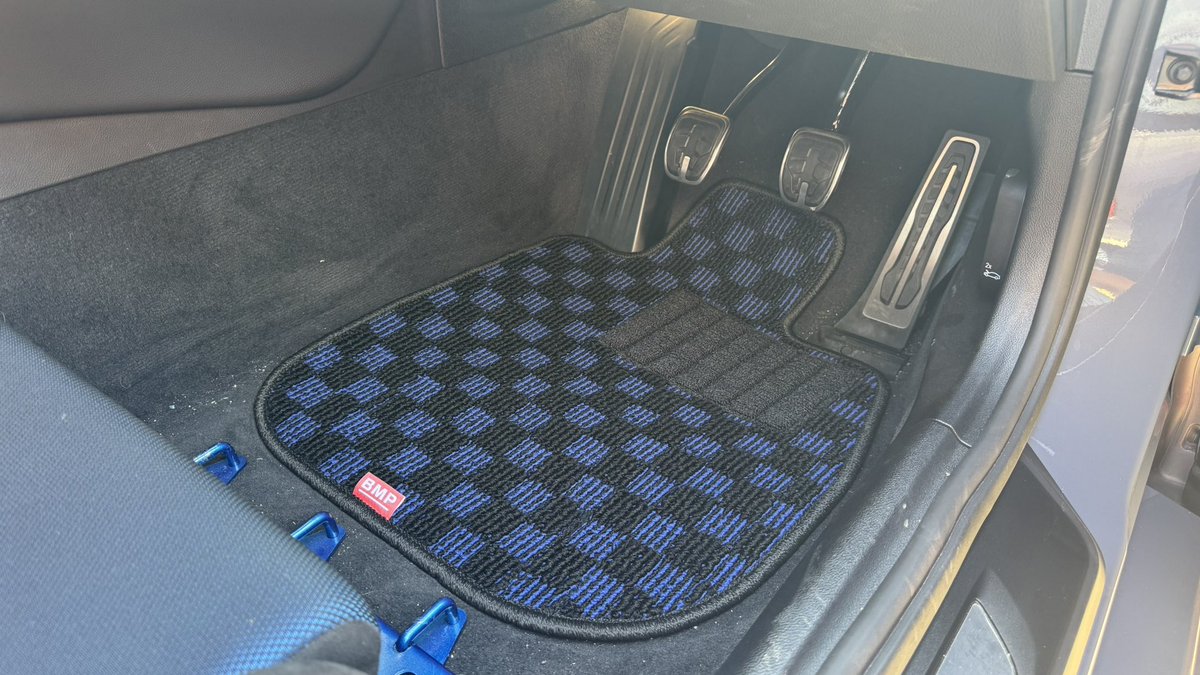 Packn_JP's tweet photo. ネットで購入したBMPのオリジナルマットが届いたので純正と取り替え。
取り替えたSR-6のシートの青・CUSCO パワーブレースシートレールの青に合っていて気に入ってます。

#GRスープラ #grsupra #GR #スープラ https://t.co/LthFIdlKJK