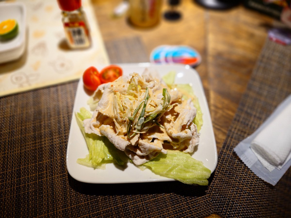 Sidebutton's tweet photo. 今日の昼飯と夕飯
昼はLAUNAさんで牛タンカレー。
LAUNAさんのカレーにいっぱいの牛タン。
夜は鳳翔さんで冷しゃぶ暑い夜に冷たい豚しゃぶ。
横須賀のご飯は旨いです
#横須賀
#LAUNA
#鳳翔 https://t.co/lfOkNFVBa7