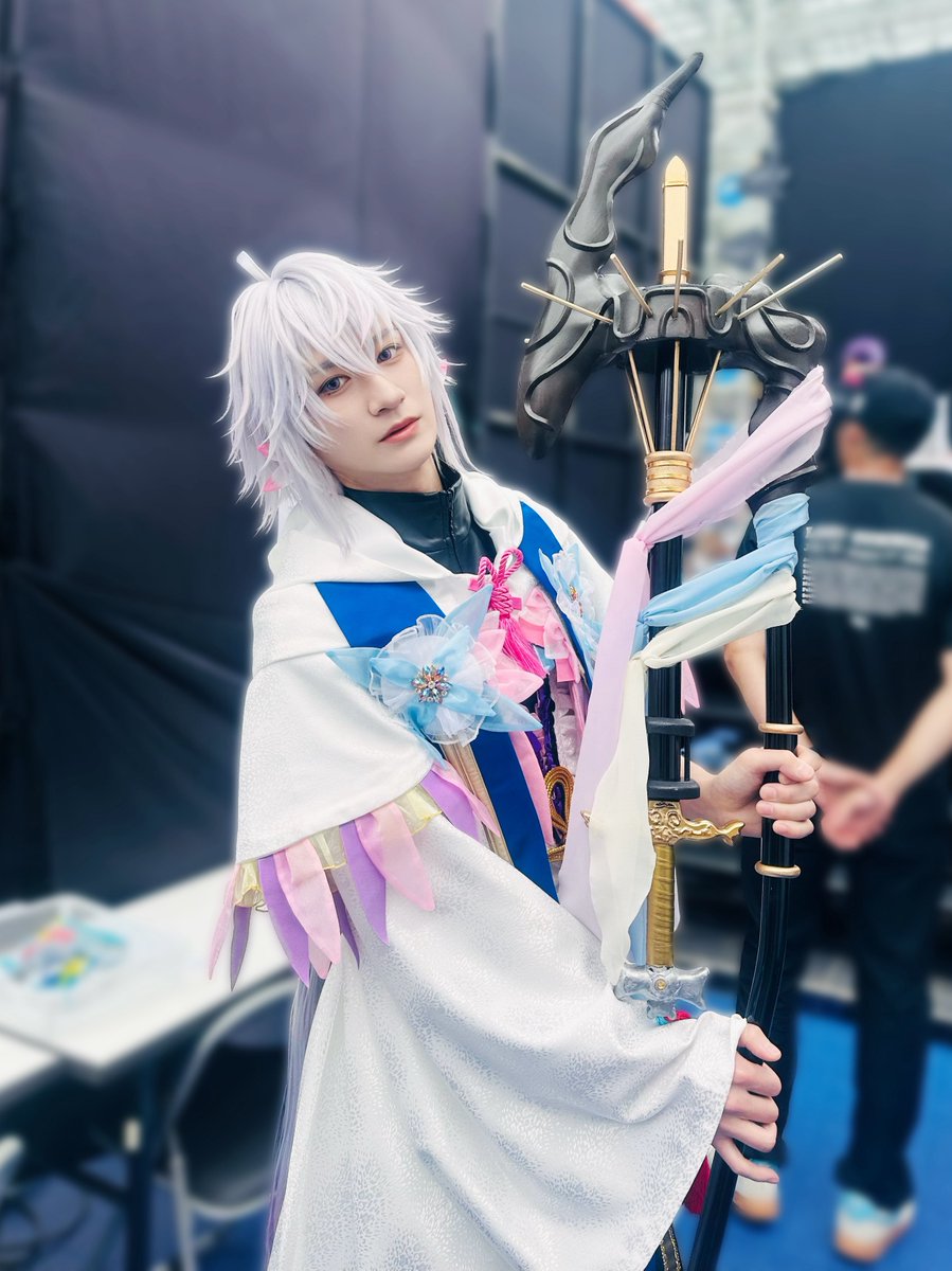 cosplay_summit's tweet photo. 🌈 #コスサミ2026 🌈

本日のシークレットゲスト
宮田俊哉さんのステージはいかがでしたか？✨

舞台裏では、素敵なポーズをいただきました📸
コスプレ姿もとってもお似合いです！

う、美しい…

#宮田俊哉　@t_miyata_kmf2 
#コスサミ https://t.co/PMkt1jbJ8m