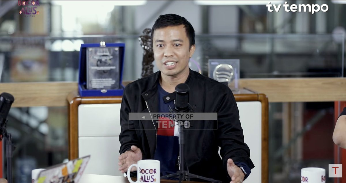 LambeSahamjja's tweet photo. akar masalah program MBG menurut media (dosen UGM):
- bukan programnya, bukan juga tata kelolanya
- akar masalahnya lebih ke siapa yang melakukan kebijakan itu
- dia singgung sudaryono (kepala bgn) yang orang gerindra
- gerindra disebut punya yayasan paling banyak dibanding partai lain
- gimik sudaryono (nyatetin orang, urus higienitas dapur) 
- dianggap cuma di permukaan doang
- padahal ya yang punya dapur partai dia sendiri
- itu dianggap nutupin masalah sebenarnya: siapa pemilik dapur, siapa yang untung
- nyalahin institusi buat nutupin masalah besar
- sampai kapanpun msalh MBG tidak bisa kelar 
- kalo masih ada konflik kepentingan di dalam
