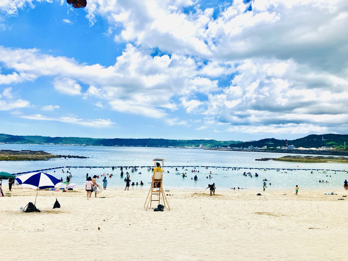ryukyuphilorc's tweet photo. 沖縄は夏真っ只中！
「跳びはねてもいい音楽会」開催地の西原町の西原きらきらビーチ。
海風の心地よ��中、週末を楽し��ため多くの方が訪れています。 https://t.co/l0wNJ5WEmT