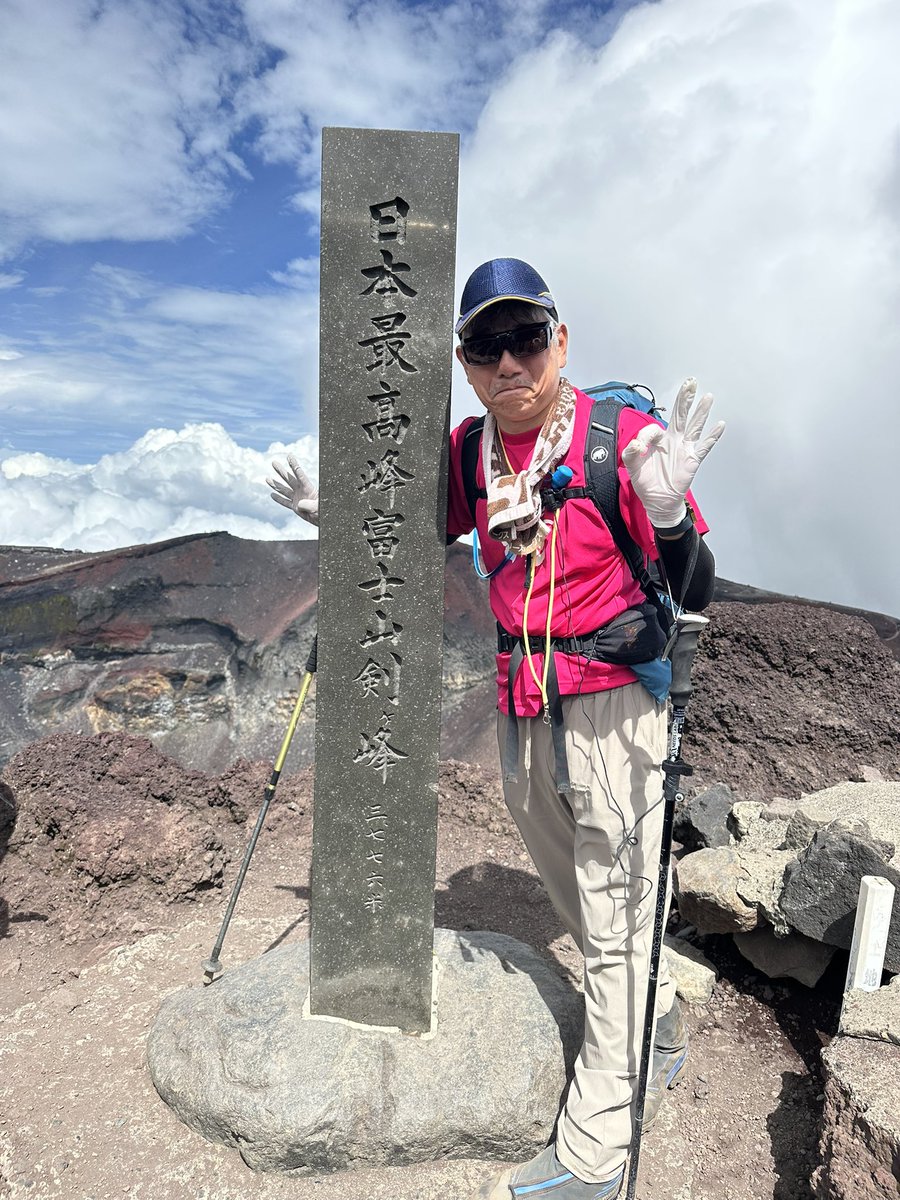 ryo49_op's tweet photo. 今年22座目の百名山登ってきました！
今年の正月に目標立ててた山
富士山
3776m
言わずと知れた日本最高峰
お鉢の迫力はさすが日本一
40座目/100
残り60 https://t.co/aWtQRj9meC