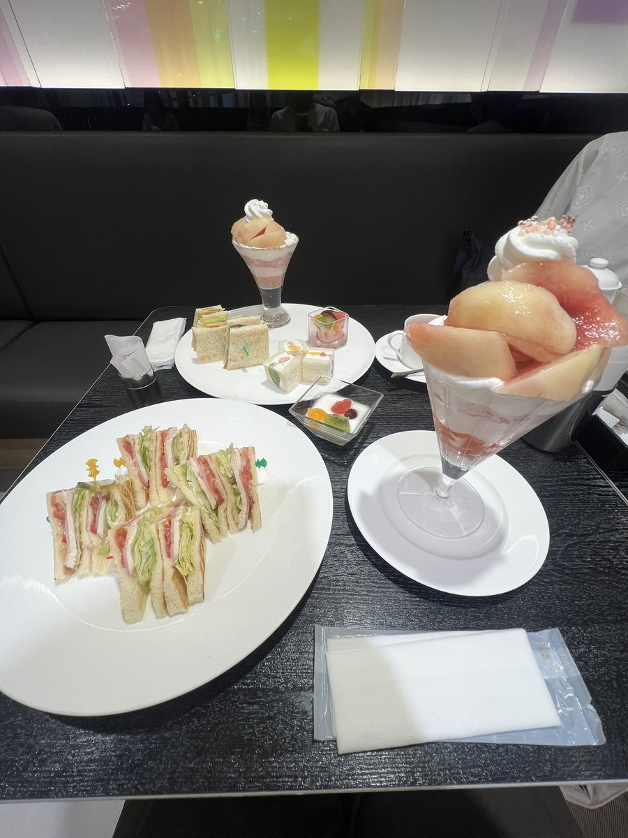 naaMickey's tweet photo. タカノフルーツパーラーで毎年恒例の桃パフェ食べてきましたー！

横浜はめちゃくちゃ混んでて歩くのが大変だった💦

かわいいモノも買えたのでよかったでーす！

このあとはレイトショーでスパイダーマン観てきます！

その前に運動とご飯だっ！ https://t.co/GkkmzF9jLV