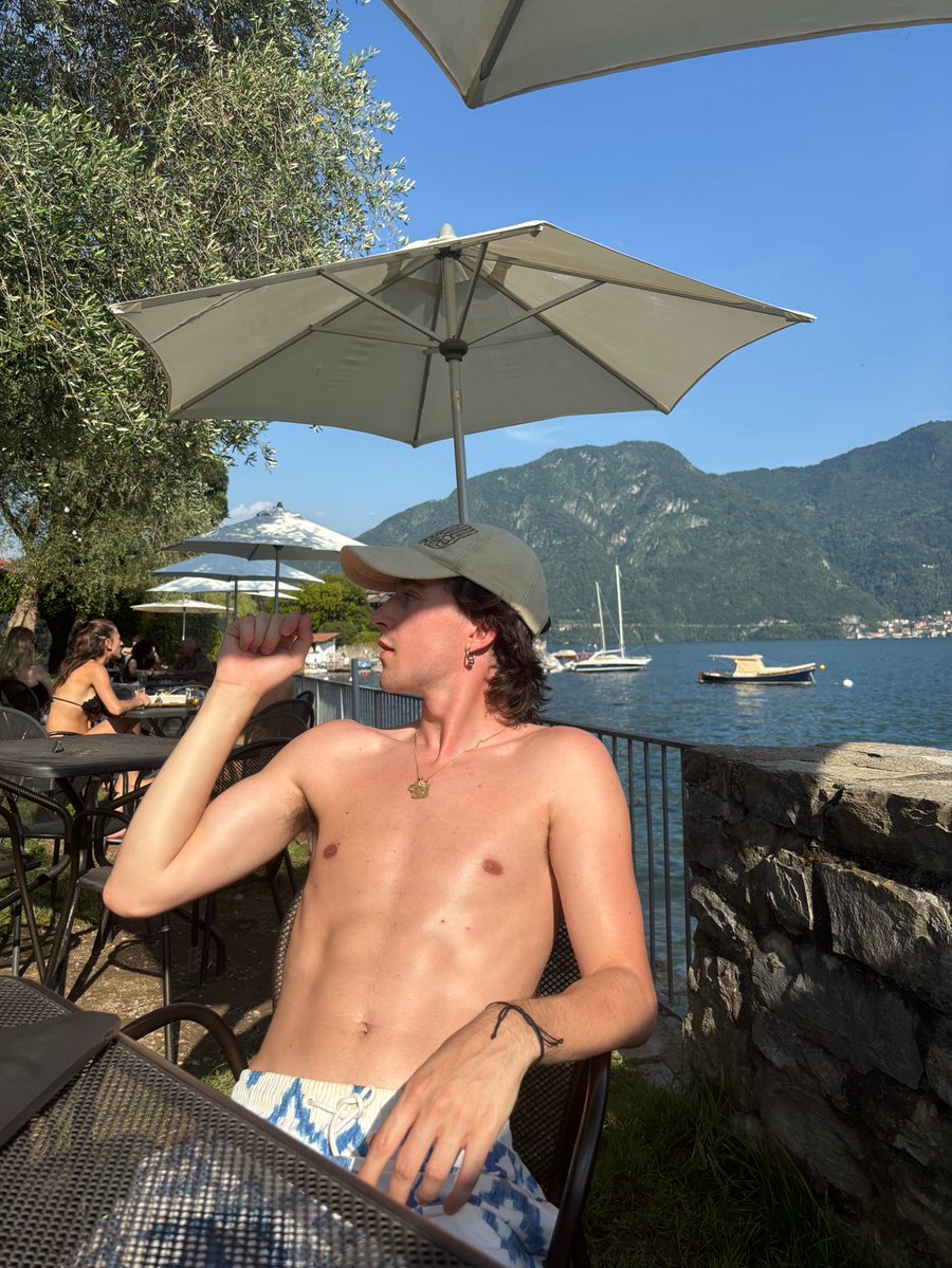leleecattx's tweet photo. morning duties in lake Como ( un caffè per favore ) https://t.co/Aik71wrdH3