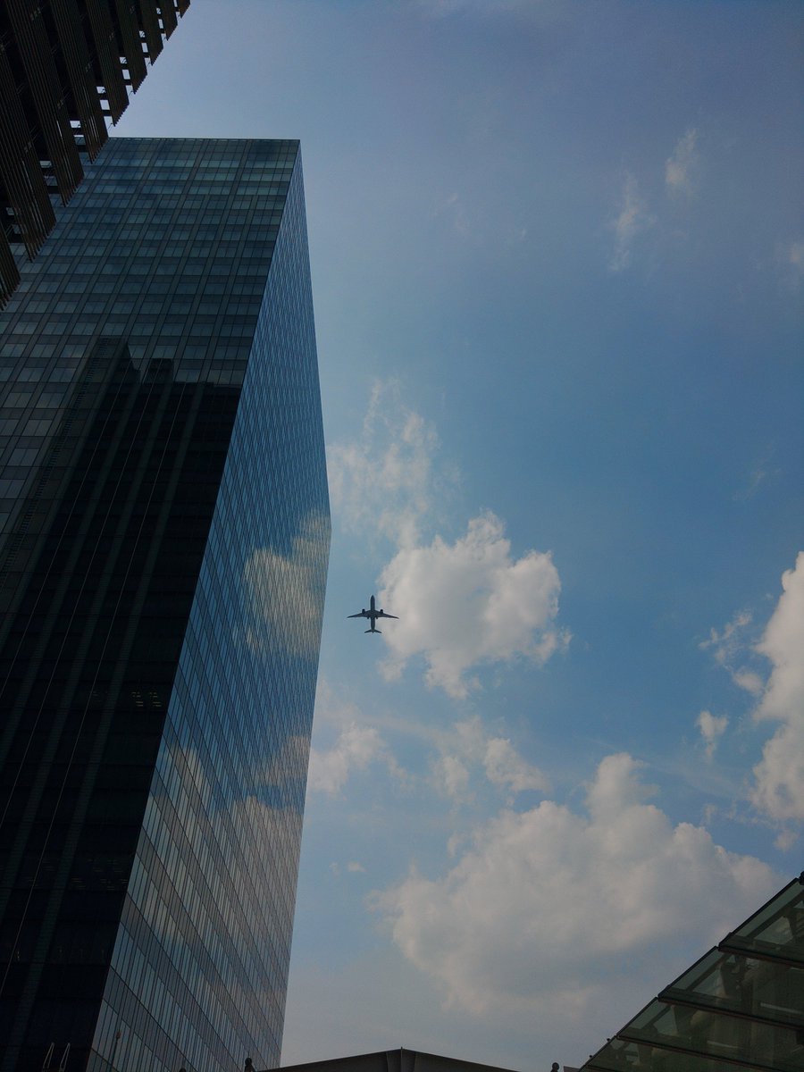 Hoopplanet's tweet photo. 空を見上げたら、青い人が！ https://t.co/3LrdllS5hS