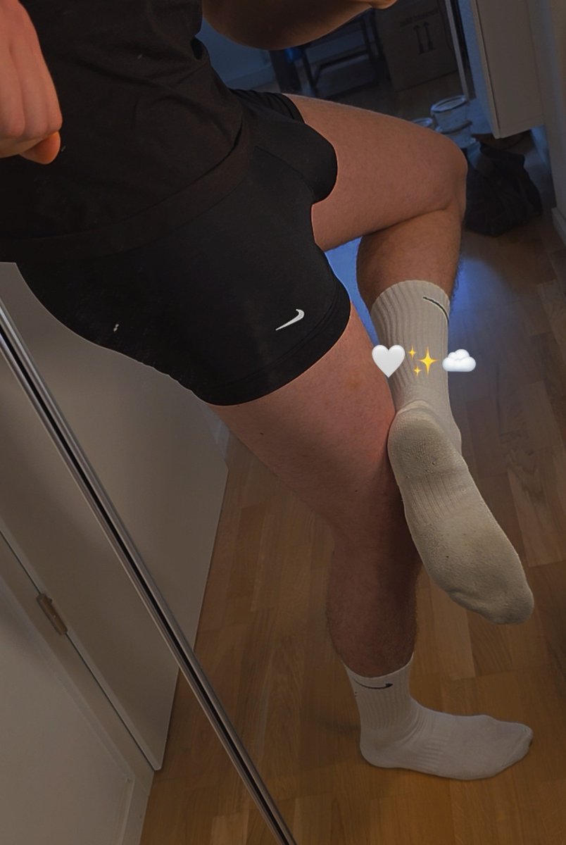 pascal_prvt's tweet photo. Leg day complete 👀🔥
​Worn-out socks and too tight Shorts😈 Tell me what you’d do first if you were on the floor right now. 🦶🏻💦 https://t.co/hmvBfPSXpw