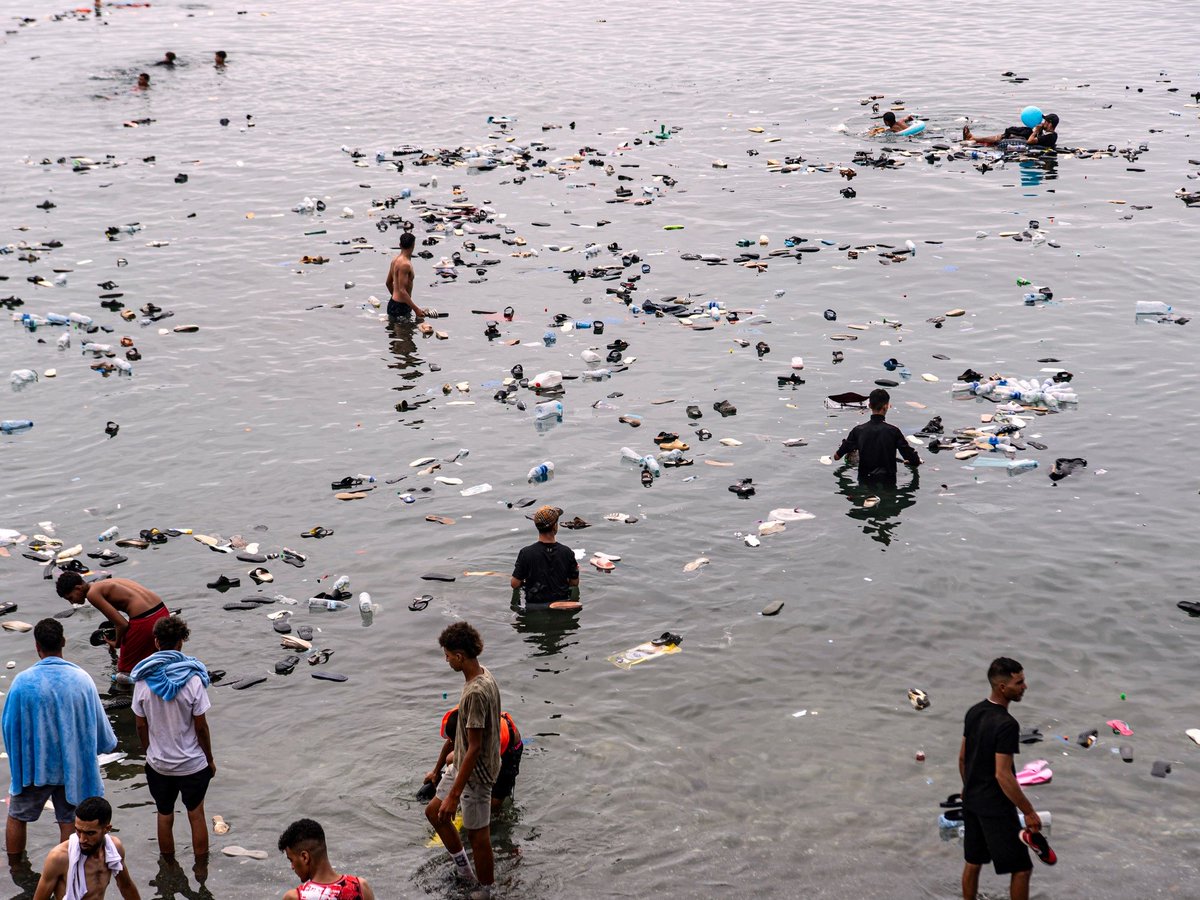Alberto_Gayo's tweet photo. La playa repleta de flotadores y el mar devolviendo chanclas. A veces, no hace falta más para entender una tragedia. Y el rey de todas esas personas desesperadas viviendo como un sátrapa multimillonario. Asco.
[📷 Marcos Moreno / 📷 Antonio Sempere]. https://t.co/wEvQsaF6sq
