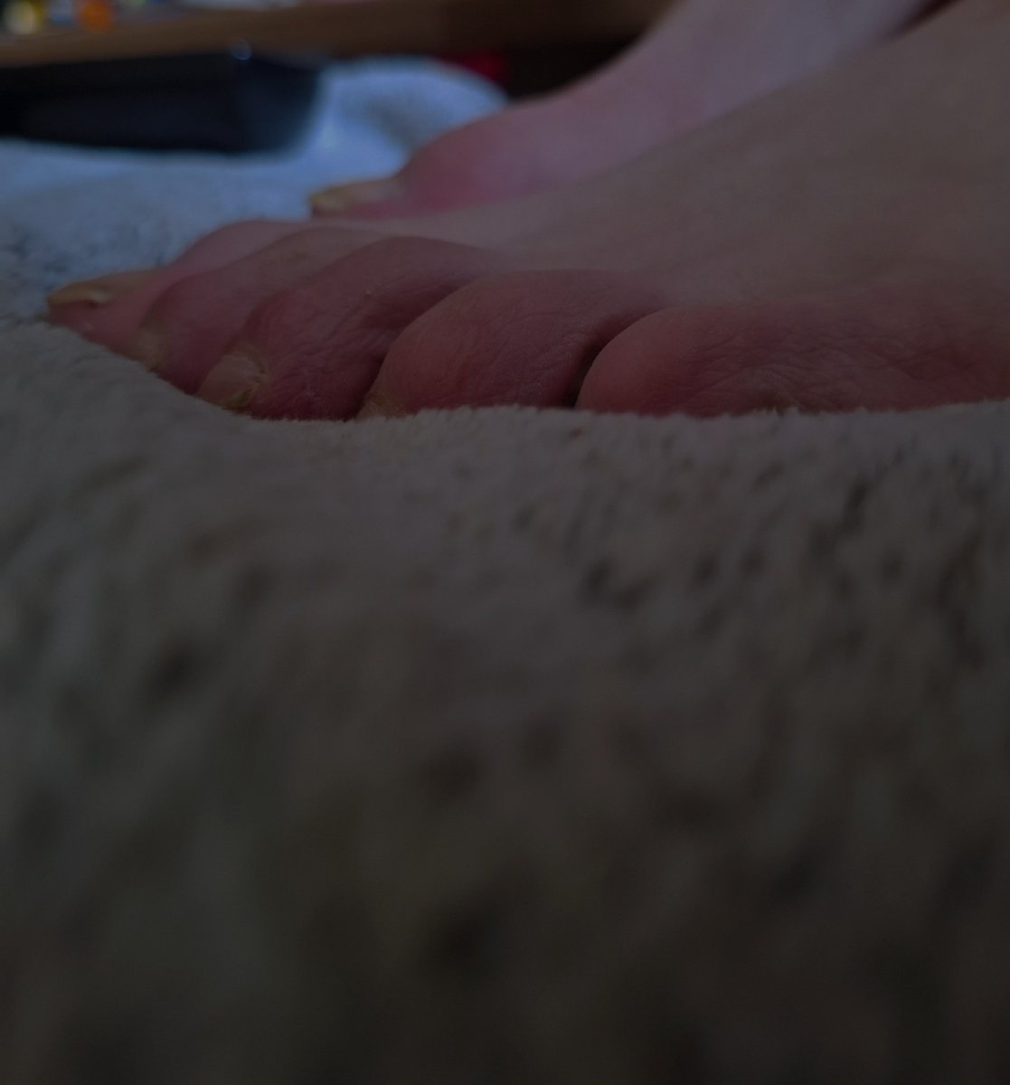 Lissy8r's tweet photo. Knie nieder. 

Merk dir: Das ist die EINZIGE Perspektive, aus der du deine Gottheit heute anbeten darfst.

#Findom #Geldherrin https://t.co/c9zSI3MP33