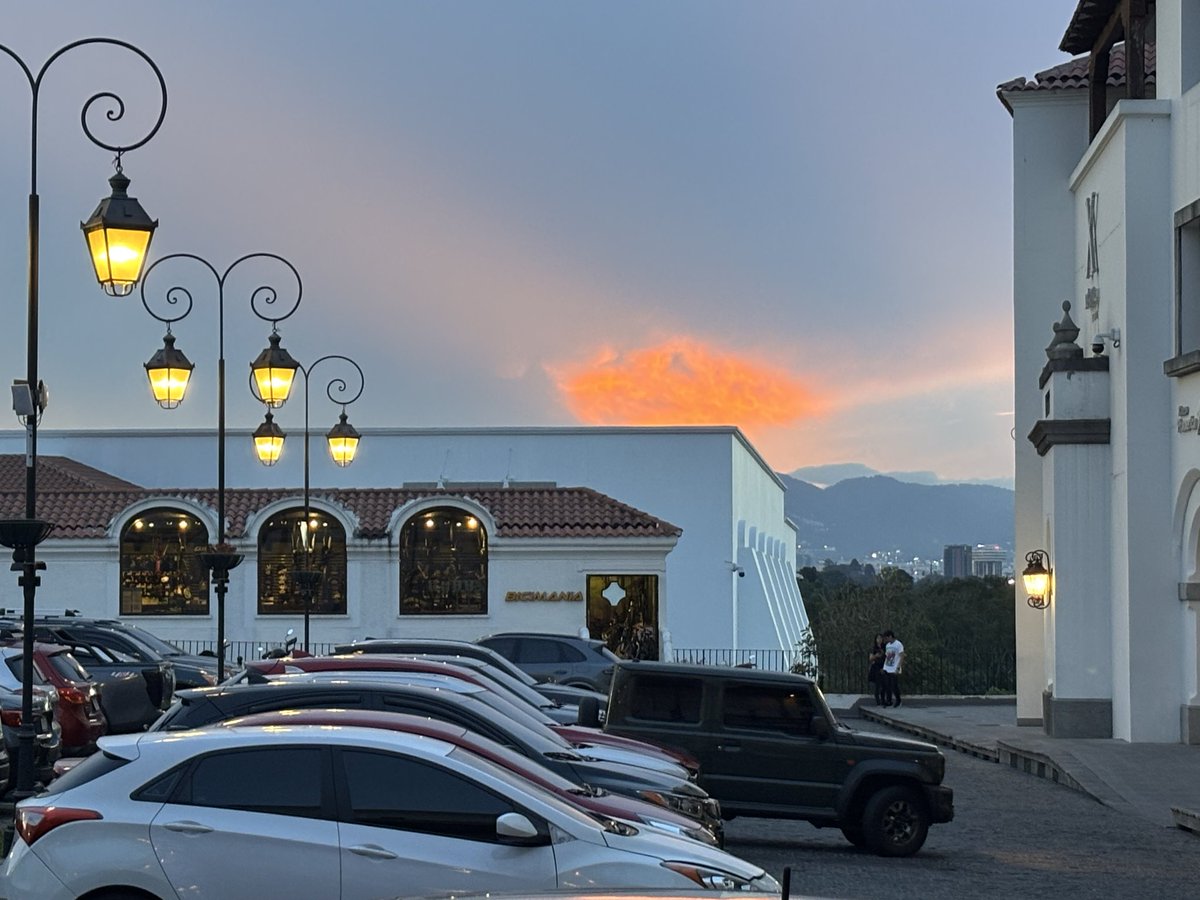 molakarla's tweet photo. Un mini #sunset desde Ciudad Cayalá en Guatemala 🇬🇹 
#sunsetlover https://t.co/wdQYmRmcRy