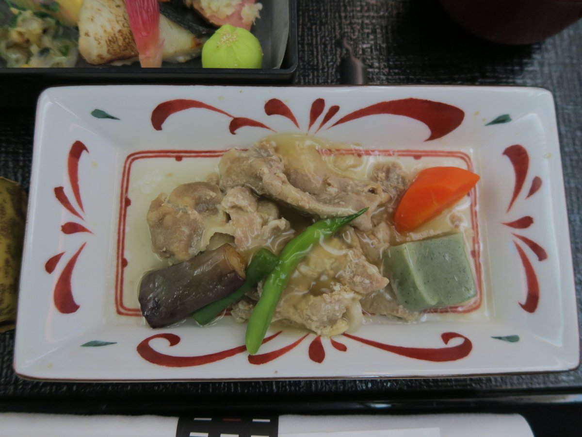 activa763's tweet photo. 2019年4月 日本航空 JL87 羽田→広州 ビジネスクラスの昼食です

メインは肉じゃがです、素朴な味でおいしいです

＃��本航空 #JAL ＃機内食 #Inflight ＃ビジネスクラス #Businessclass https://t.co/rmlAKS64YC