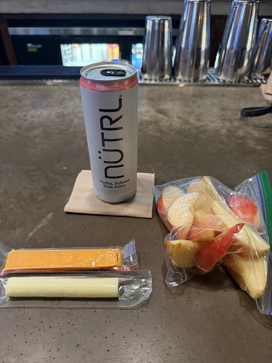 coindaydream's tweet photo. eats - 1,032 cals https://t.co/1CANNY5lGr