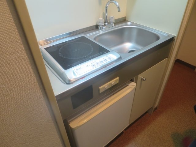 azzzzzzusa's tweet photo. ←持ち家のキッチン
　　　　　　賃��のキッチン→ https://t.co/4s88eZ2SMk