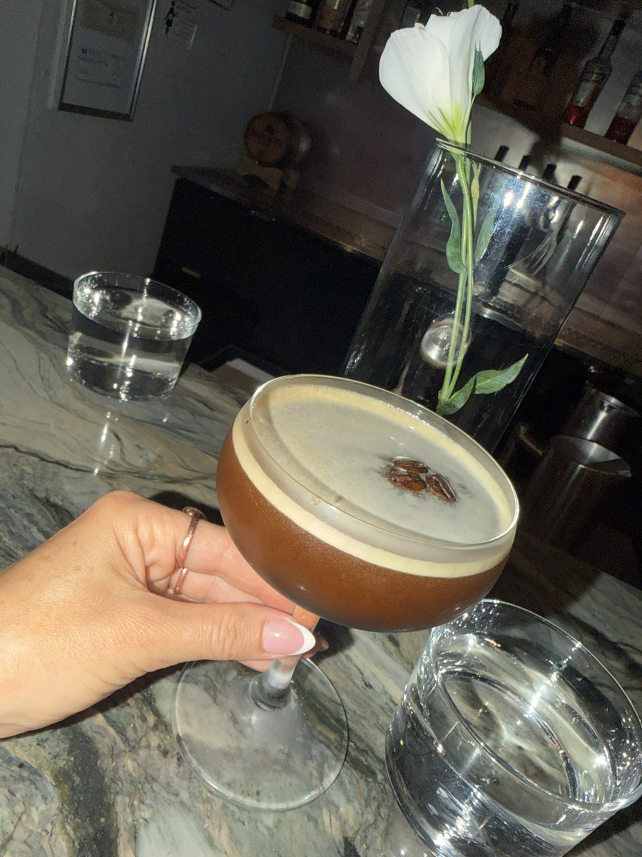Cuntydeblanc's tweet photo. took a break from the live to get a drink. reimburse on Throne losers. https://t.co/VbF0CcrdTD