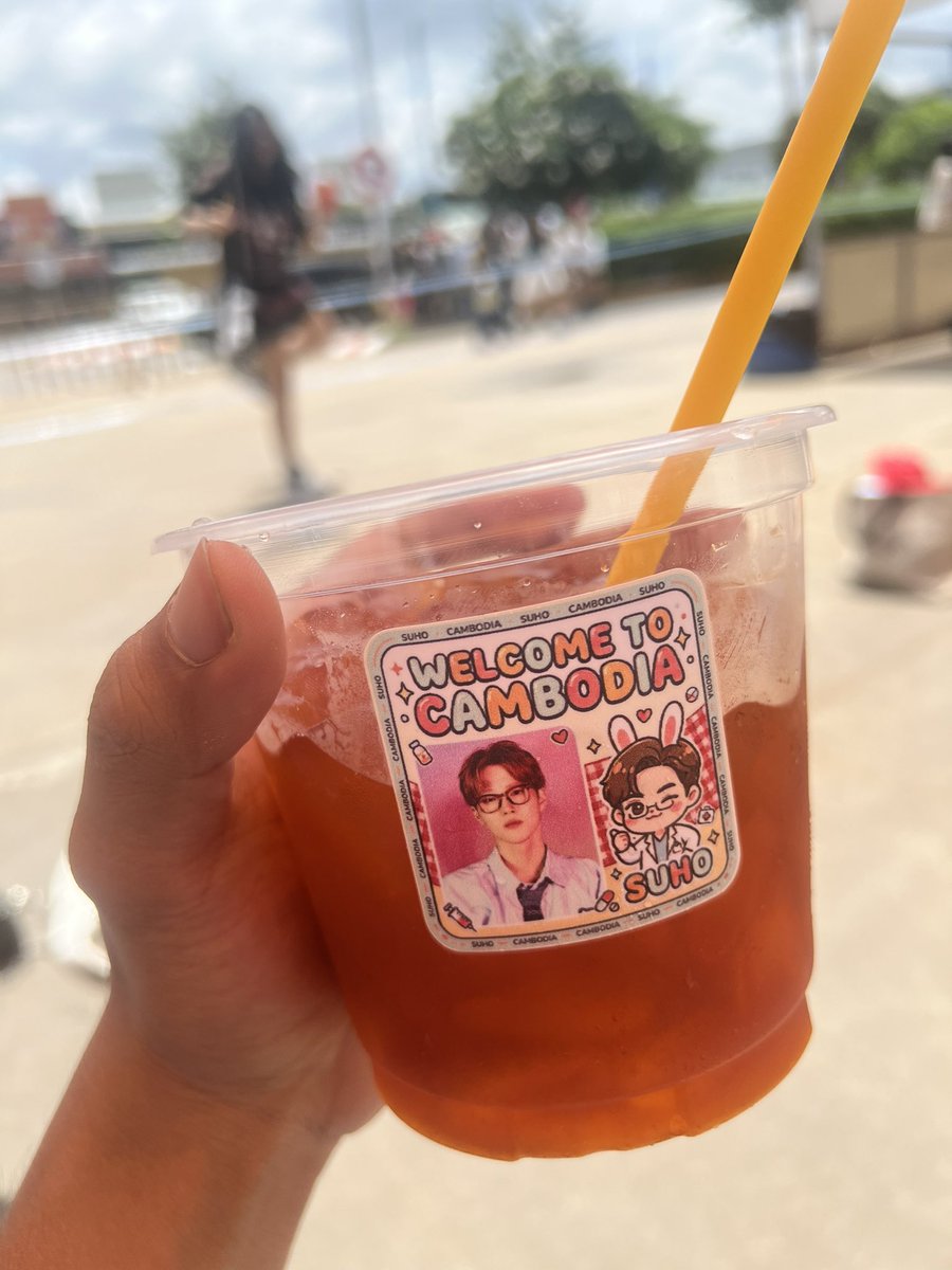 Mylovel3ow's tweet photo. ExoL Cambodia so cute  giveaway drank 😭🩷

#GanzbergSuperIdolMyLove #GanzbergSeason82026  
#suho  #EXOL  
#EXO #suhoincambodia https://t.co/4cfu2q4tYk