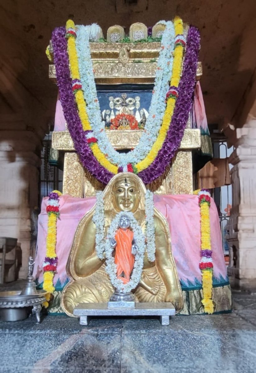 Jaggesh2's tweet photo. ಇಂದಿನ ರಾಯರ ಬೃಂದಾವನ ಅಲಂಕಾರ ದರ್ಶನ 🙏 https://t.co/jqXg3WvxVL