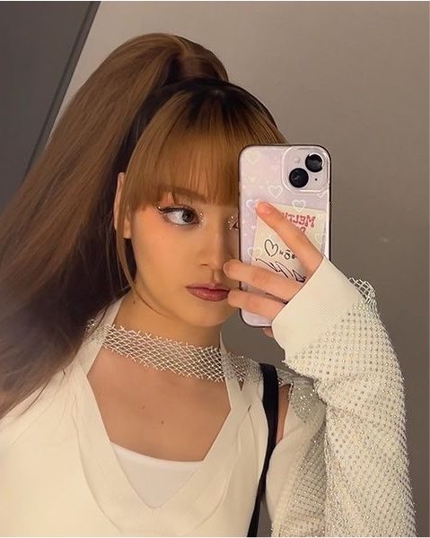 riksluv's tweet photo. thinking about the time when kendall from girlset had a jiwoong pc on the back of her phone https://t.co/eJ85kb1bNw