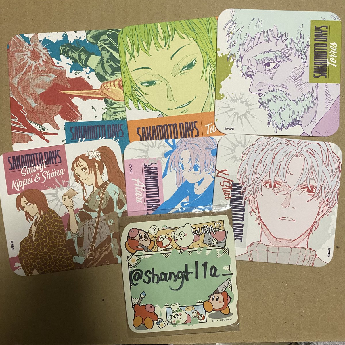 shangrl1a_'s tweet photo. 【交換】　SAKAMOTO DAYS 展　サカモトデイズ　アートコースター  チケット風カード ストラップ

譲］写真のお品物

求］印のお品物

⭐️最優先、まとめて取引可能な方優先。郵送交換プロカ必読。※AC南雲のみ比率交換2:1もしくは3:1〜の交換とさせていただきます。 内容によってはお断りする場合も有り https://t.co/Sd9K7RbYsq