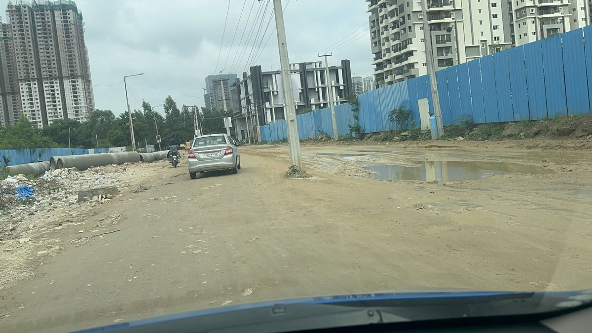 mbraja_ind's tweet photo. Kokapet — home to some of Hyderabad’s costliest real estate — now doubles as its costliest dump yard. Craters instead of roads, garbage instead of maintenance. Is this what ₹2-3 lakh/sq yd land deserves? @GHMCOnline @HYDRAA_Telangana Fix this now. #Kokapet #HyderabadRoads #GHMC https://t.co/eelAUXNYvD