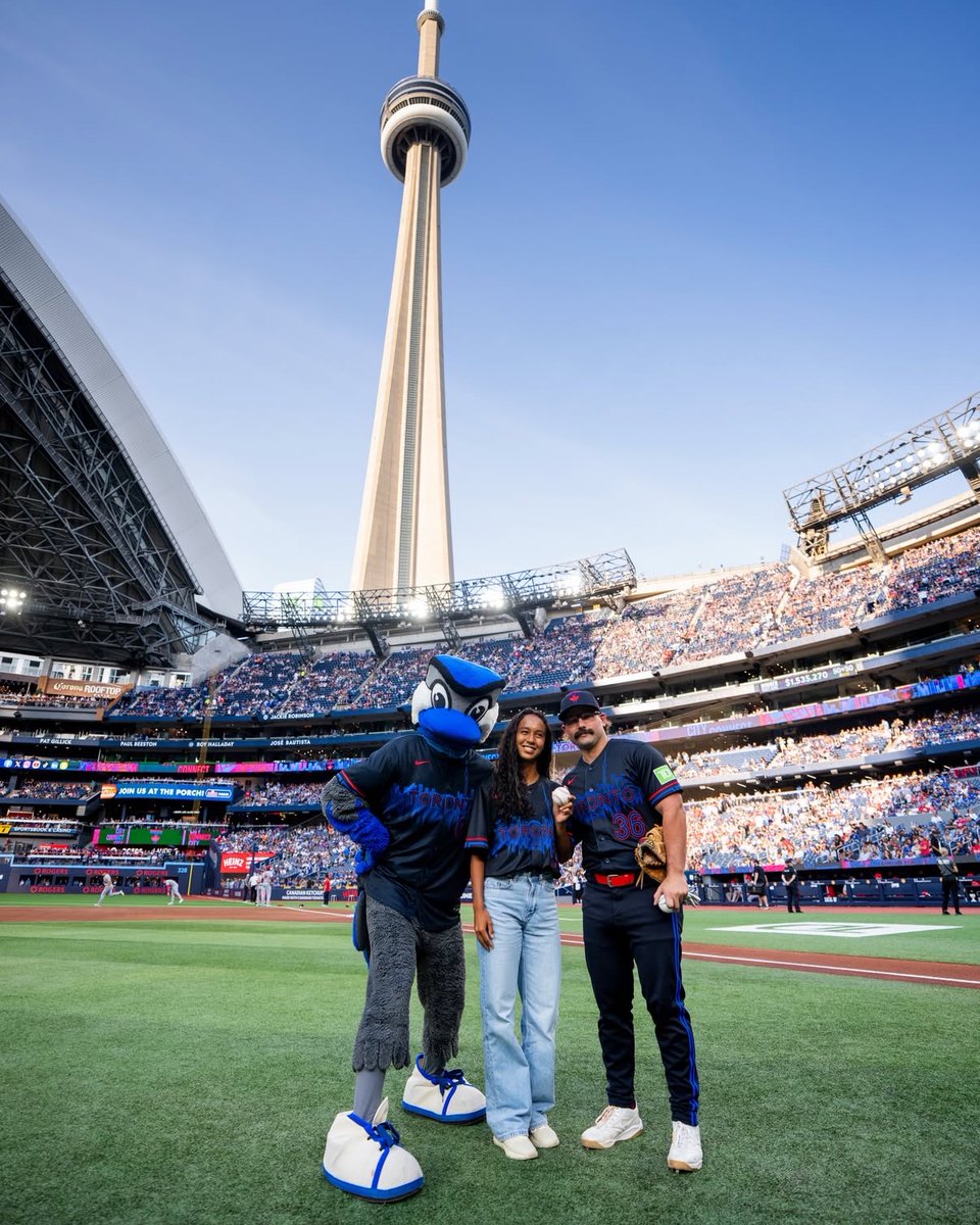leylah_fanpage's tweet photo. Sports crossover Part 2! 🎾⚾️ Leylah Fernandez got to throw the first pitch tonight at the Blue Jays game and meet with Davis Schneider and guess what, they won against the Cardinals! 🫶 thank you, @BlueJays! #mlb #bluejays #Toronto #cardinals
#Vamos. Allez. Laban. https://t.co/2mkEEMwaL8