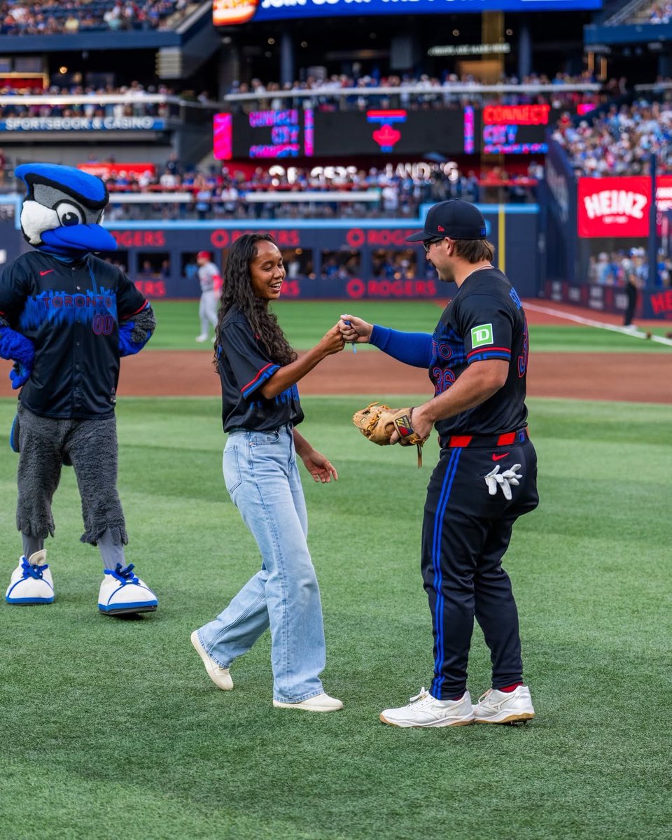 leylah_fanpage's tweet photo. Sports crossover Part 2! 🎾⚾️ Leylah Fernandez got to throw the first pitch tonight at the Blue Jays game and meet with Davis Schneider and guess what, they won against the Cardinals! 🫶 thank you, @BlueJays! #mlb #bluejays #Toronto #cardinals
#Vamos. Allez. Laban. https://t.co/2mkEEMwaL8