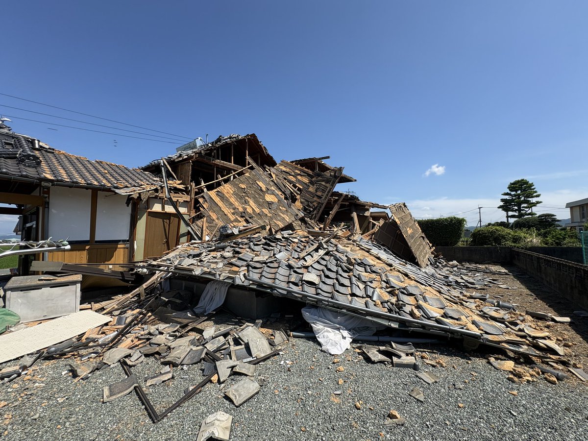 55medaka's tweet photo. 今日は八代市〜氷川町を中心に活動しました🫡
ある程度の物資を配って車内に
水５ケース
お茶２ケース
カップ麺１箱
お米５キロ
が残っていたので近くの避難所に持って行こうかと思い移動してる最中にお年寄りばかりの集会を発見！
声を掛けたら全てが不足してるとの事だったので全てを渡して来ました。
暫く立ち話をしてたのですが、やはりお年寄りは「給水所まで行けない」「油(ガソリン)がないから動けない」
こう言った話しをしてました。
その方の自宅は全壊していましたが避難所にも行きたくない。
とも話してました、、、
こう言った声をしっかりと吸い上げて被災者支援をして貰いたいと思っております。
※住人の方に許可を得て撮影させて頂きました。
自宅がこのような状態でも避難所には行きたいないと仰ってました。