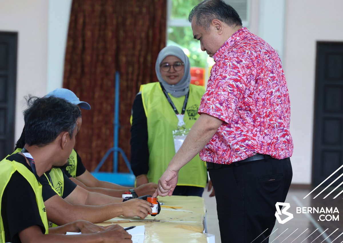 bernamadotcom's tweet photo. Menteri Pengangkutan yang juga calon DUN Chennah Anthony Loke mengundi di Pusat Pengundian di SJKC Kelpin Jalan Tok Ungku Taman Ujong sempena Pilihan Raya Negeri (PRN) Negeri Sembilan ke-16, hari ini.

📸fotoBERNAMA

#BernamaNews #PRNNegeriSembilan #PRNNS https://t.co/8vyuTpB1sZ