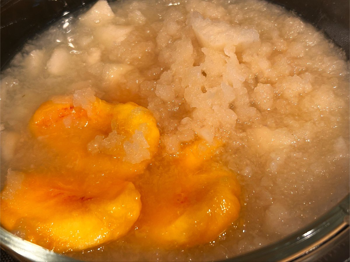 UMA_NeWorld's tweet photo. 梨(熊本県産)は皮を剥いて下処理後摺り下ろし、
玉ねぎも摺り下ろし、
黄桃(氷川町産/発災前に道の駅竜北にて購入)は熟していたので下処理後カットしてそのまま、
ハチミツとカットしたニンジン、水を加えて鍋に投入。
どろどろになるまで煮込みます🫕 https://t.co/icKpQ5sBFG