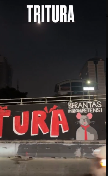 RA_leather's tweet photo. 🏛️ TRITURA 1966 vs 2026, Apa yang Berubah?

1966: TRITURA lahir di tengah krisis ekonomi dan politik. Mahasiswa turun ke jalan membawa 3 tuntutan:

1️⃣ Bubarkan PKI
2️⃣ Rombak Kabinet Dwikora
3️⃣ Turunkan Harga

2026: 6 dekade kemudian, Mahasiswa Trisakti menghidupkan kembali semangat itu lewat mural "TRITURA JILID BARU" di kawasan Grogol.

3 tuntutan yang mereka suarakan: 

🐭 Berantas Inkompetensi 
📉 Pulihkan Ekonomi 
🇮🇩  Kembalikan Supremasi Sipil

Mural dipilih sebagai medium ketika ruang berekspresi dinilai semakin sempit dan suara publik dianggap semakin sulit didengar.

✊ Apakah TRITURA 2026 akan menjadi sekadar mural, atau awal dari perubahan yang lebih besar?

#TRITURA #BEMUI #RefleksiBangsa #MahasiswaBergerak #MuralArt #Trisakti #SuaraMahasiswa

YOU'RE BACK! 🔥 
TRISAKTI 💙