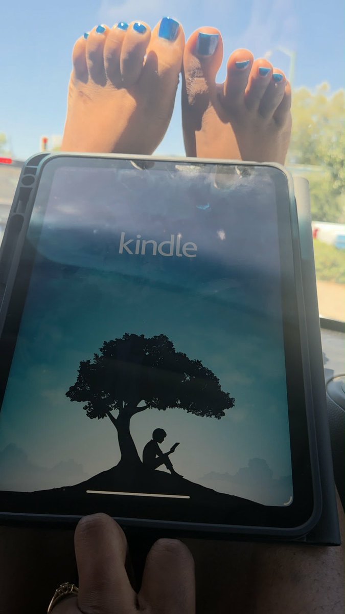 BowzOnToez's tweet photo. What book are you reading? 
#Kindle #DashCam #RoadTrip #PassengerPrincess #prettyfeetgang  #feetworshi̇p #feetfetısh #FeetFinder https://t.co/YABpFqjAi5