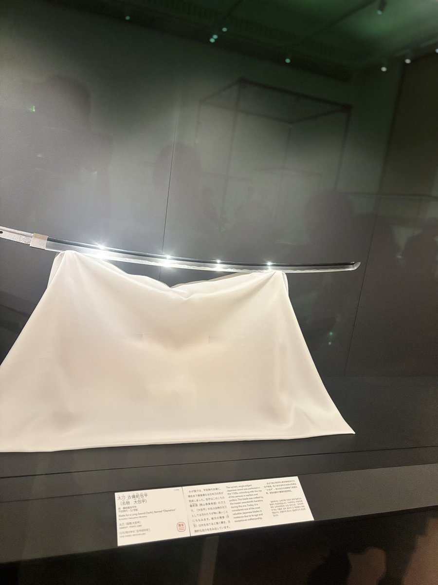 acha_kynk's tweet photo. 刀達に会ってきた！！！切っ先可愛いし刃文に亀甲模様あるの見えなくておもろい！亀甲に至っては、喜んでそうでニヤニヤしてたww美しすぎるよ、日本の宝😭 https://t.co/G89jMiLV2f